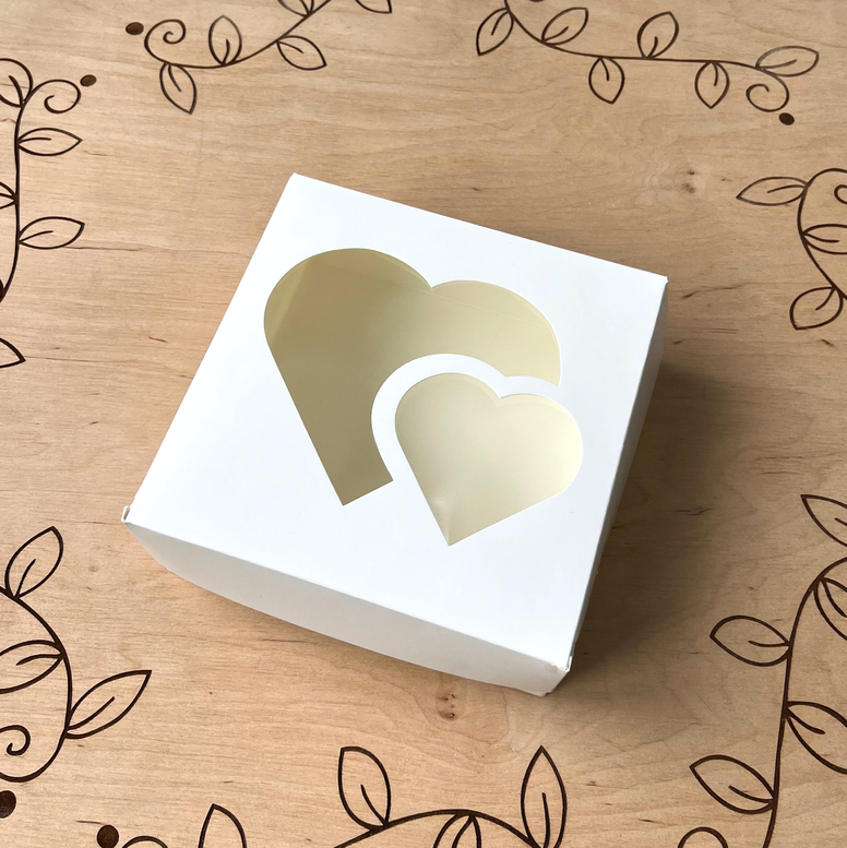 Коробка для десертов 150х150х60 мм Сердце Белая, с окном